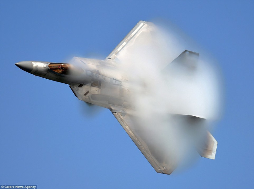 Mãn nhãn F-22 khoe kỹ năng bay siêu cấp ảnh 2
