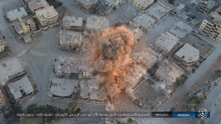 IS điên cuồng tử thủ Raqqa bằng xe bom tự sát ảnh 3