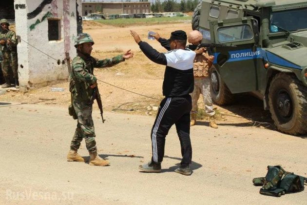 Phiến quân Syria lũ lượt nộp vũ khí ra hàng tại Hama ảnh 3