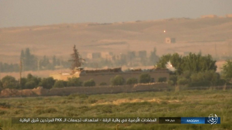 IS đánh bom tự sát và bắn tỉa, người Kurd thiệt hại nặng (video - ảnh) ảnh 11