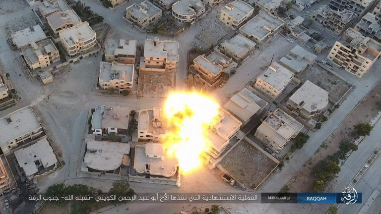 IS điên cuồng tử thủ Raqqa bằng xe bom tự sát ảnh 2