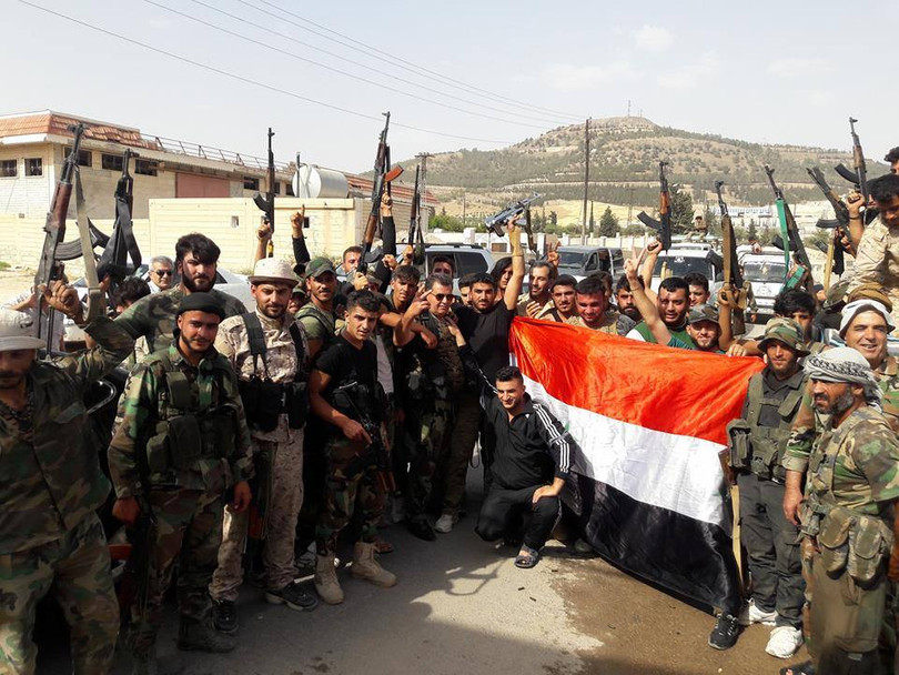 Lực lượng vũ trang địa phương NDF và quân tình nguyện ăn mừng chiến thắng mở thông tuyến đường Ithriyah - Resafa