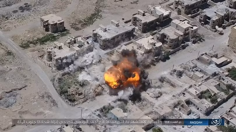 IS tung 4 xe bom tự sát tấn công liên tiếp người Kurd tại Raqqa ảnh 9