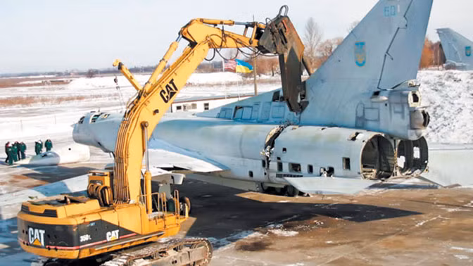 Một máy bay ném bom chiến lược tầm xa Thiên nga trắng Tu-160 đang bị xẻ thành sắt vụn ở Ukraine