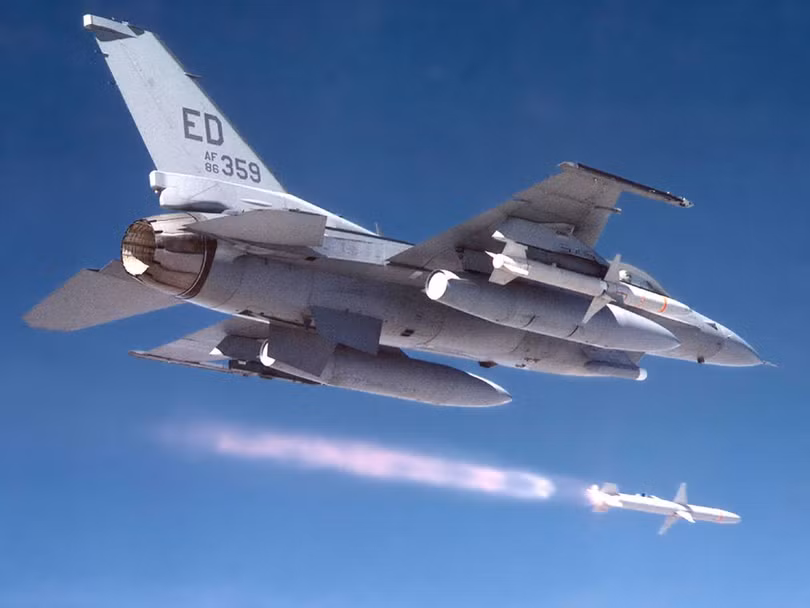Tên lửa AGM-88 HARM trên máy bay F-16 không quân Mỹ