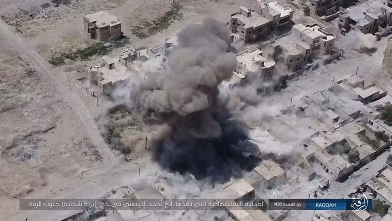 IS tung 4 xe bom tự sát tấn công liên tiếp người Kurd tại Raqqa ảnh 10