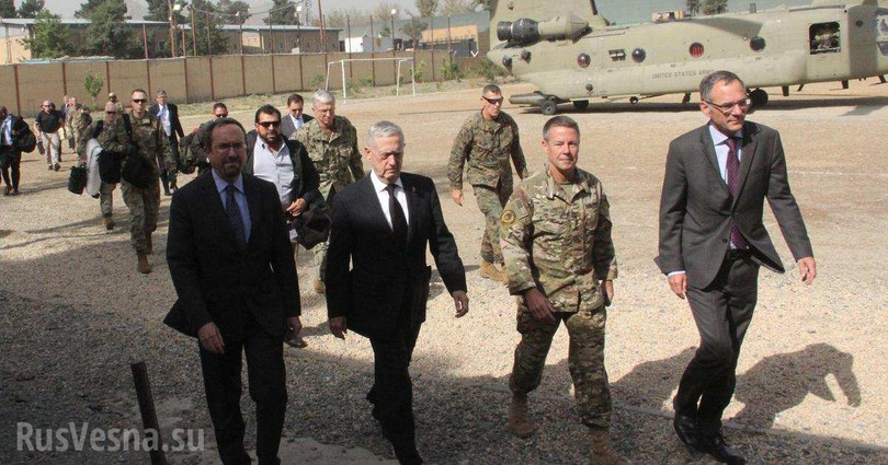 Tướng Miller và các quan chức Mỹ ở Afghanistan. Ảnh: Rusvesna.