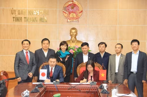 Toàn cảnh Lễ ký kết biên bản ghi nhớ giải quyết các vấn đề môi trường tại tỉnh Thanh Hóa (Nguồn: Thanhhoa.gov.vn)