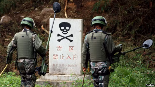 CácBinh sĩ Trung Quốc thực hiện nhiệm vụ rà phá bom mìn ở tỉnh Vân Nam