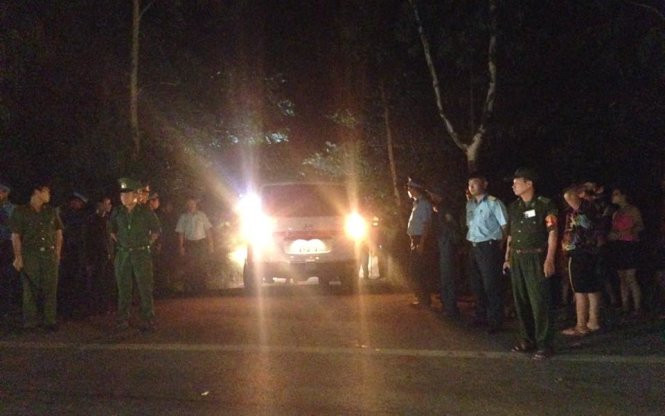 Chuẩn bị lễ đón thi hài thượng tá phi công Trần Quang Khải - ảnh DOÃN HÒA