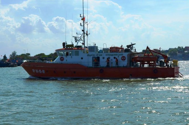 Tàu CN09 của BĐBP Nghệ An xuất phát vào chiều 17-6 để đưa thi thể phi côngTrần Quang Khải vào bờ- Ảnh: Lê Thạch