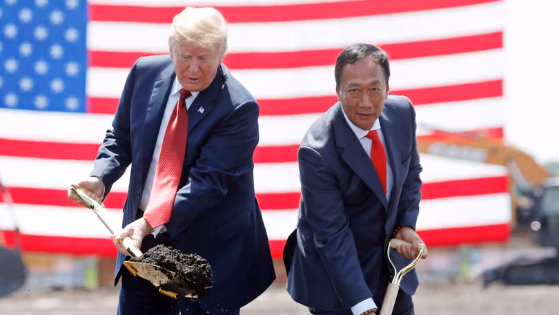 Tổng thống Mỹ Donald Trump và Chủ tịch Foxconn Terry Gou tại lễ động thổ "Dự án 686" xây dựng nhà máy tại Wisconsin. Ảnh: NAR