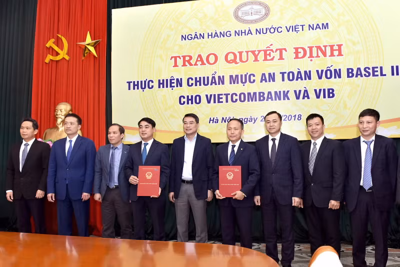 Vietcombank và VIB nhận Quyết định thực hiện chuẩn mực an toàn vốn Basel II (Nguồn: SBV)