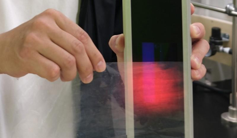 Màng mỏng phim chuyển đổi ánh sáng cực tím thành ánh sáng đỏ, tăng cường quang hợp cho cây trồng. Ảnh E&T. Màng mỏng phim chuyển đổi ánh sáng cực tím thành ánh sáng đỏ, tăng cường quang hợp cho cây trồng. Ảnh E&T.