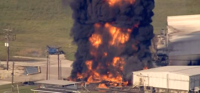 Vụ nổ nhà máy hóa chất Arkema ở Crosby, Texas. Ảnh chụp màn hình do CBS Evening News cung cấp Vụ nổ nhà máy hóa chất Arkema ở Crosby, Texas. Ảnh chụp màn hình do CBS Evening News cung cấp