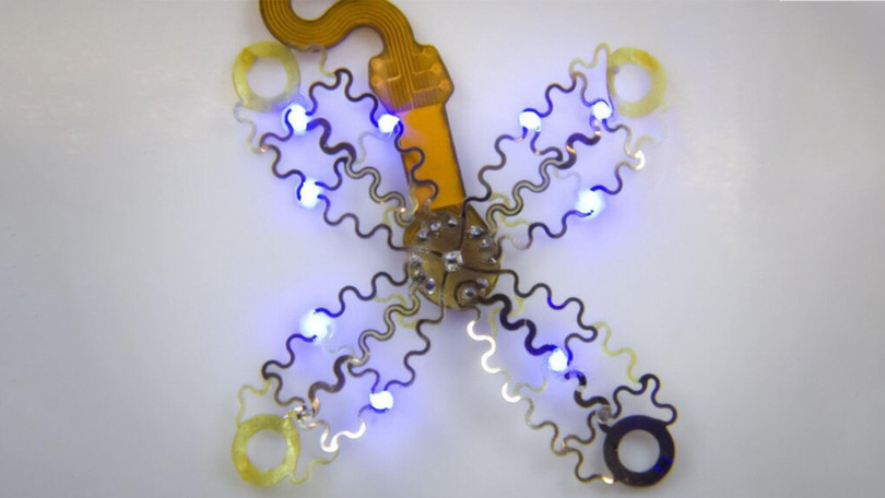 Thiết bị sử dụng ánh sáng và kỹ thuật quang di truyền, điều chỉnh các tế bào nhạy cảm với ánh sáng, sau đó sử dụng ánh sáng để tác động đến hành vi của các tế bào đó. Ảnh Philipp Gutruff Thiết bị sử dụng ánh sáng và kỹ thuật quang di truyền, điều chỉnh các tế bào nhạy cảm với ánh sáng, sau đó sử dụng ánh sáng để tác động đến hành vi của các tế bào đó. Ảnh Philipp Gutruff