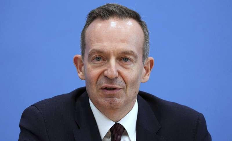 Bộ trưởng Giao thông Vận tải Đức Volker Wissing phát biểu trước giới truyền thông trong cuộc họp báo về “Cơ sở hạ tầng sạc ô tô trong kế hoạch tổng thể” ở Berlin, Đức, ngày 19/10/2022. Nguồn: AP Photo / Michael Sohn