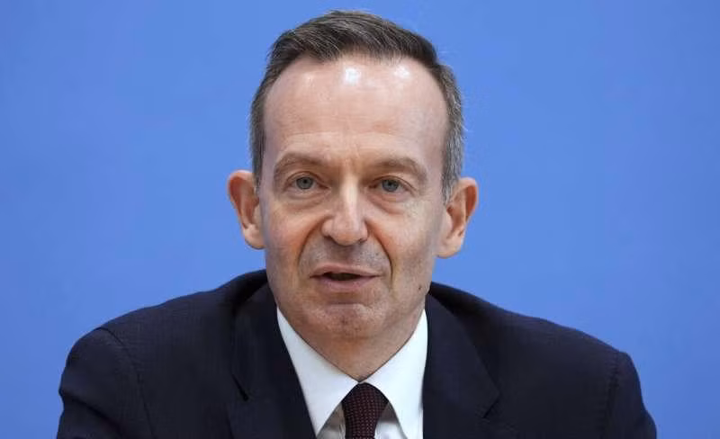 Bộ trưởng Giao thông Vận tải Đức Volker Wissing phát biểu trước giới truyền thông trong cuộc họp báo về “Cơ sở hạ tầng sạc ô tô trong kế hoạch tổng thể” ở Berlin, Đức, ngày 19/10/2022. Nguồn: AP Photo / Michael Sohn