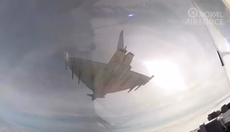 Máy bay chiến đấu Typhoon và F-35B Lightning II diễn tập chiến đấu bắn đạn thật. Ảnh Royal Air Force