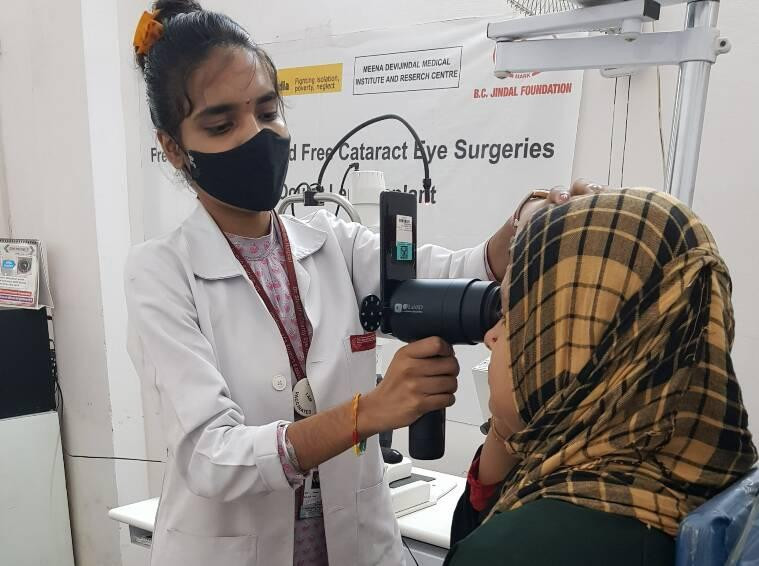 Một điện thoại Galaxy, sử dụng như một thiết bị y tế được 4 bệnh viện mắt ở Ấn Độ tích cực sử dụng. Ảnh: Samsung