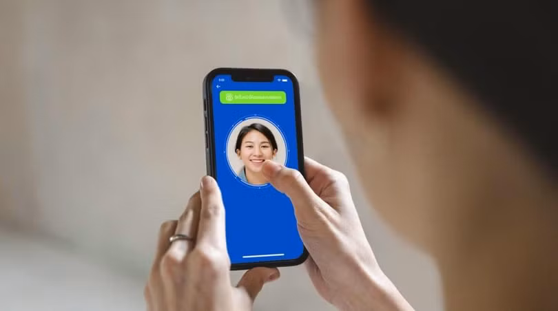 Tự chụp ảnh để nhận dạng trong fintech eKYC của ADVANCE.AI. Ảnh Tech Wire Asia.