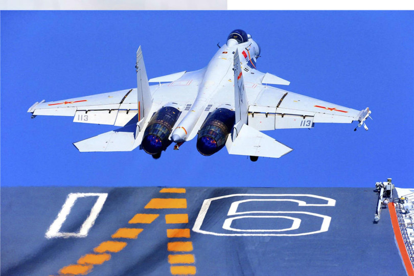 Một chiếc J-15 cất cánh trên cầu nhảy mũi tàu sân bay đầu tiên của Trung Quốc, Liêu Ninh. Ảnh: 81.com