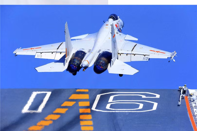 Một chiếc J-15 cất cánh trên cầu nhảy mũi tàu sân bay đầu tiên của Trung Quốc, Liêu Ninh. Ảnh: 81.com