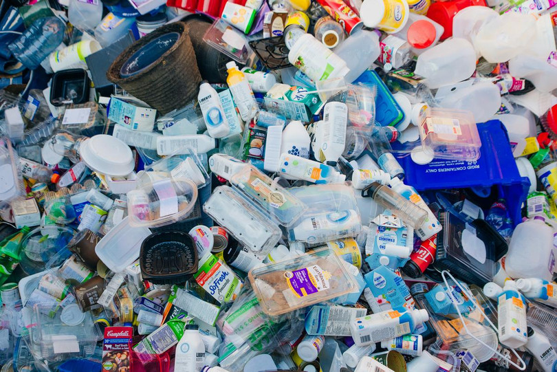 Rác thải bao bì, chai nhựa. Ảnh minh họa NoCamels.