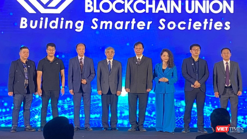 Cam kết đồng hành vì sự phát triển của Blockchain Việt Nam. Ảnh: Văn Lâm Cam kết đồng hành vì sự phát triển của Blockchain Việt Nam. Ảnh: Văn Lâm