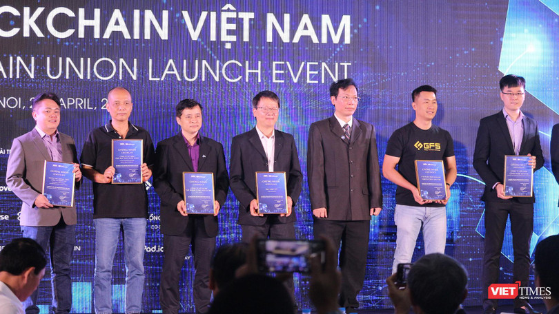 Ông Đặng Minh Tuấn - Chủ tịch Liên minh Blockchain Việt Nam trao giấy chứng nhận cho các đối tác. Ảnh: Văn Lâm Ông Đặng Minh Tuấn - Chủ tịch Liên minh Blockchain Việt Nam trao giấy chứng nhận cho các đối tác. Ảnh: Văn Lâm