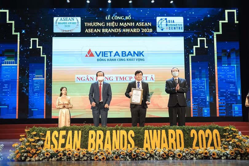 Đại diện VietABank nhận giải thưởng “Thương hiệu mạnh ASEAN”