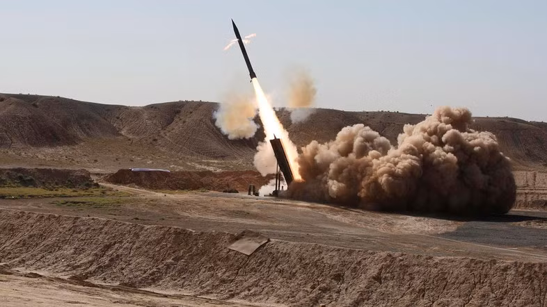 Lực lượng Houthi phóng tên lửa tấn công quân đội Ả rập Xê út - ảnh Masdar News