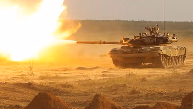 Xe tăng T-90S pháo kích trên thao trường - ảnh TVZvezda