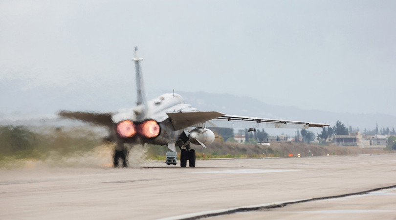 Máy bay ném bom chiến trường Su-24 xuất kích trên căn cứ không quân Hmeymim, Latakia