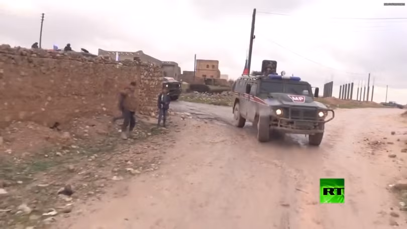 Lực lượng quân cảnh Nga tuần tra trên vùng ngoại ô Manbji.