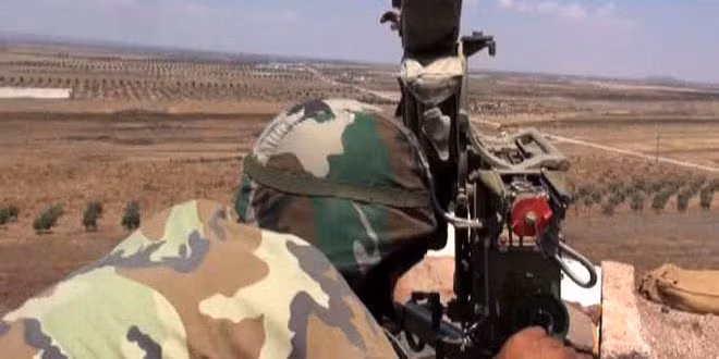 Binh sĩ quân đội Syria chiến đấu trên chiến trường Hama. Ảnh minh họa: SANA.