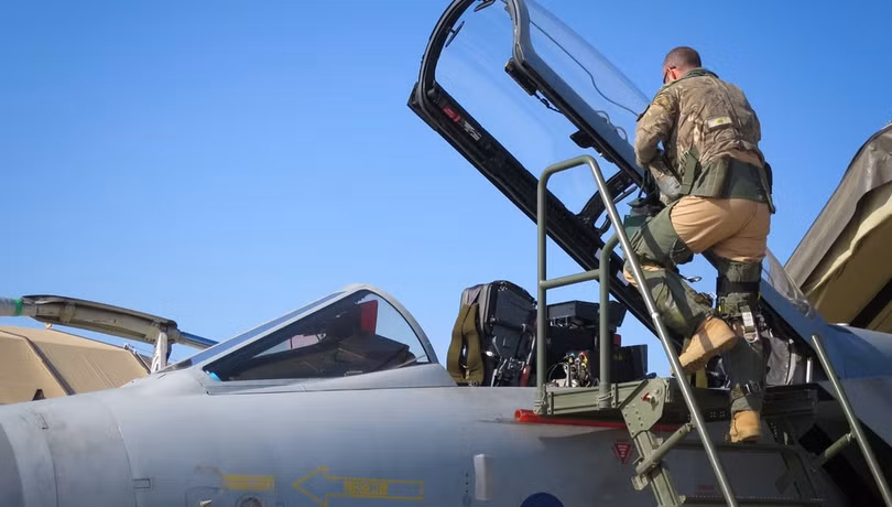 Phi công Anh chuẩn bị cho cuộc không kích IS trên chiến trường Deir Ezzor. Ảnh: South Front.