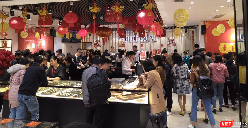 Giao dịch vàng diễn ra sôi động tại một cửa hàng trên đường Cầu Giấy, Hà Nội (Ảnh: P.D) Giao dịch vàng 1