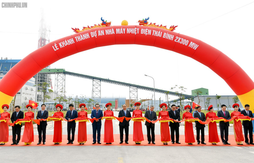 Thủ tướng Nguyễn Xuân Phúc cắt băng khánh thành Nhà máy Nhiệt điện Thái Bình 1 (Ảnh: VGP)