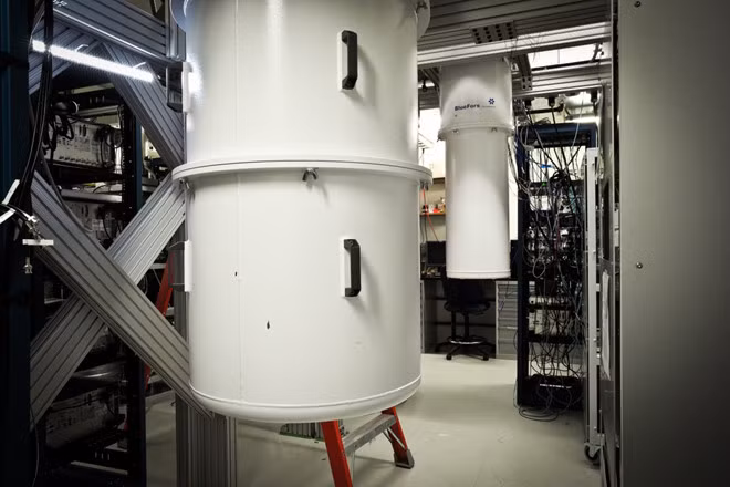 Chiếc máy tính lượng tử của IBM đặt trong thùng màu trắng, giống như chiếc tủ lạnh đặc biệt giữ cho máy tính luôn hoạt động ở độ không tuyệt đối. Sieu chip luong tu moi lam nong cuoc dua sieu may tinh hinh anh 6