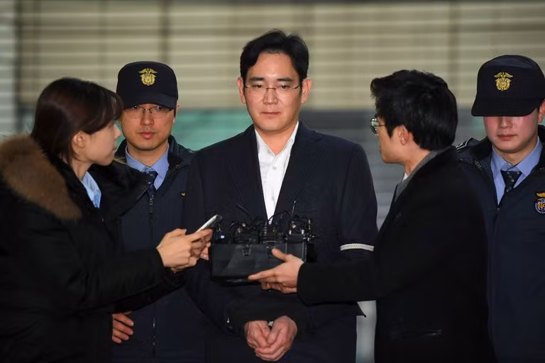 Ông Lee - người thừa kế tập đoàn Samsung bị bắt hồi tháng 2 vừa qua bởi những cáo buộc liên quan tới hối lộ