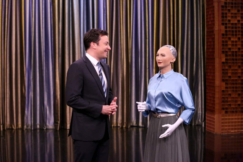 Robot Sophia cùng MC Jimmy Fallon trong chương trình "Showbotics Tonight" phát 25/4/2017. Ảnh Andrew Lipovsky/NBC 