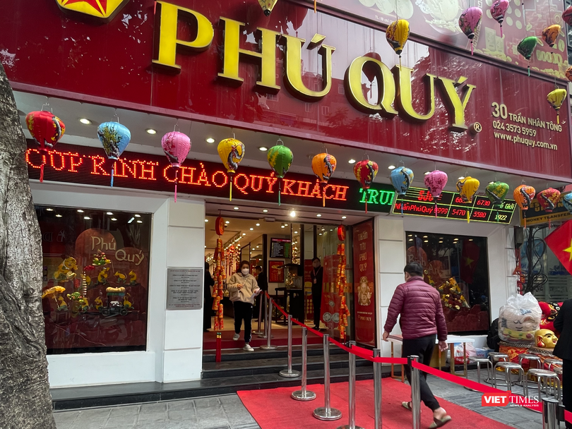 Khách đến mua vàng tại tiệm vàng Phú Quý trên phố Trần Nhân Tông Khách đến mua vàng tại tiệm vàng Phú Quý trên phố Trần Nhân Tông