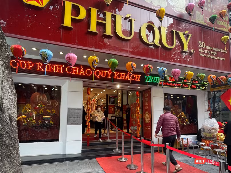Khách đến mua vàng tại tiệm vàng Phú Quý trên phố Trần Nhân Tông Khách đến mua vàng tại tiệm vàng Phú Quý trên phố Trần Nhân Tông