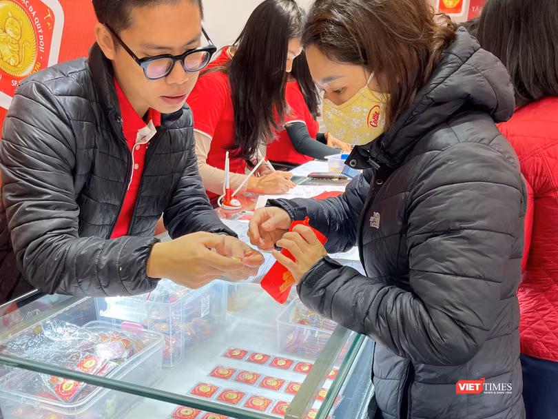 Các sản phẩm vàng khá đa dạng về mẫu mã và số lượng Các sản phẩm vàng khá đa dạng về mẫu mã và số lượng