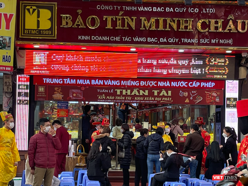 Người mua vàng xếp hàng trước cửa hàng Bảo Tín Minh Châu trên phố Trần Nhân Tông từ sáng sớm ngày 31/1. Số lượng bàn ghế được chuẩn bị khá ít so với mọi năm nhưng vẫn còn thừa nhiều ghế trống. Người mua vàng xếp hàng trước cửa hàng Bảo Tín Minh Châu trên phố Trần Nhân Tông từ sáng sớm ngày 31/1. Số lượng bàn ghế được chuẩn bị khá ít so với mọi năm nhưng vẫn còn thừa nhiều ghế trống.