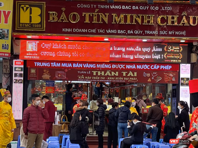 Người mua vàng xếp hàng trước cửa hàng Bảo Tín Minh Châu trên phố Trần Nhân Tông từ sáng sớm ngày 31/1. Số lượng bàn ghế được chuẩn bị khá ít so với mọi năm nhưng vẫn còn thừa nhiều ghế trống. Người mua vàng xếp hàng trước cửa hàng Bảo Tín Minh Châu trên phố Trần Nhân Tông từ sáng sớm ngày 31/1. Số lượng bàn ghế được chuẩn bị khá ít so với mọi năm nhưng vẫn còn thừa nhiều ghế trống.