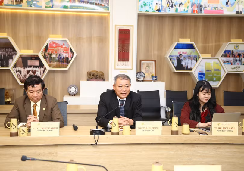 PGS.TS Lưu Trang, Hiệu trưởng Trường ĐH Sư phạm, ĐH Đà Nẵng cùng Ban lãnh đạo Nhà trường tại buổi làm việc