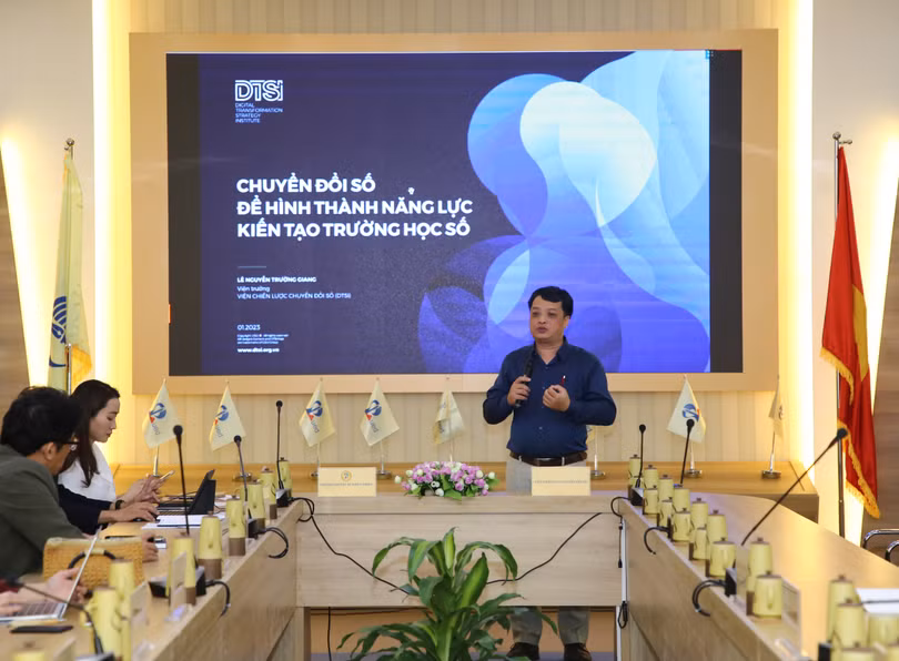 Ông Lê Nguyễn Trường Giang - Viện trưởng Viện chiến lược chuyển đổi số trình bày chiến lược “Chuyển đổi số để hình thành năng lực kiến tạo trường học số”