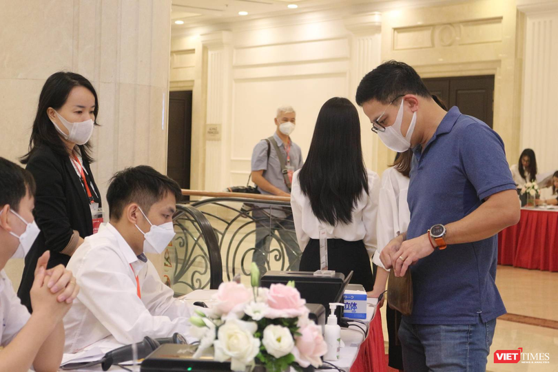 Bên ngoài hội trường, nhiều cổ đông đang thực hiện thủ tục 'check - in'